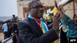 Le Nobel de la paix 2018, Dr Denis Mukwege, s’adresse à la foule à son retour à Bukavu, le 27 décembre 2018.