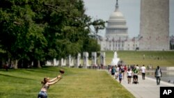 Vizitorët përgjatë Shëtitores Kombëtare, në Uashington DC (25 maj 2020)