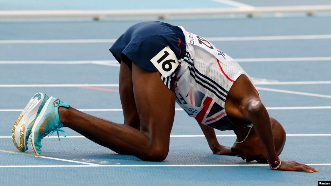 Mo Farah oo markii uu guuleystay farxad darteed eebe sujuud ugu mahadnaqaya.