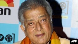 FILE - Indian Bollywood actor Shashi Kapoor receives a lifetime achievement award at the closing ceremony of the Jagran Film Festival in Mumbai, Oct. 4, 2005.