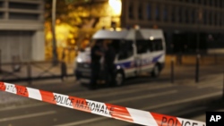 La policía vigila el sitio de un ataque con cuchillo en París, el lunes 10 de septiembre de 2018.