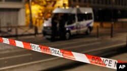 پیرس میں ایک چاقو کے حملے میں کئی افراد کے زخمی ہونے کے بعد پولیس نے علاقے کو گھیرے میں لے لیا ہے ۔دس ستمبر دو ہزار 2018 ۔ فوٹو اے پی