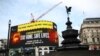 Une campagne de santé publique du gouvernement britannique affichée à Piccadilly Circus, à Londres, dans le cadre de la lutte contre la propagation du coronavirus (COVID-19) en Grande-Bretagne, le 8 avril 2020. REUTERS / Hannah McKay