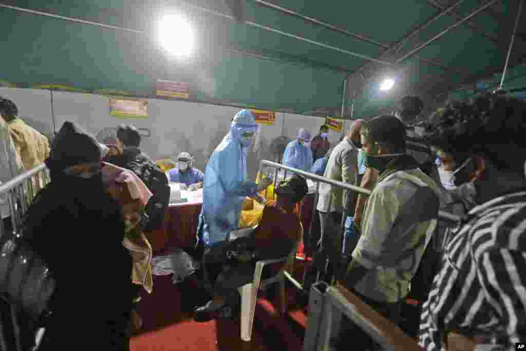 အိႏၵိယႏုိင္ငံ Ahmedabad ၿမိဳ႕မွာ ဘူတာ႐ုံတခုမွာ COVID-19 စစ္ေဆးေပးေနတဲ့ျမင္ကြင္း။ (စက္တင္ဘာ ၁၈၊ ၂၀၂၀)