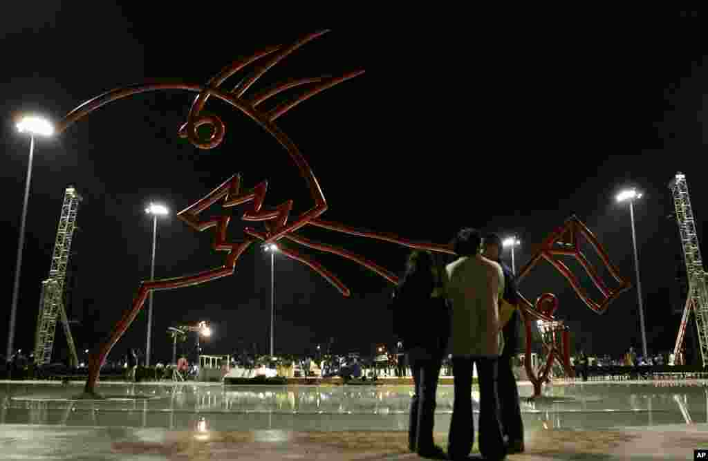 Personas se re&uacute;nen frente a la escultura realizada por el arquitecto Oscar Niemeyer instalada en la Universidad de Ciencias y Computaci&oacute;n en La Habana, en 2008. Niemeyer le dedic&oacute; esta pieza de arte a Fidel Castro. 