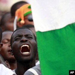 Un partisan de Laurent Gbagbo chantant l'Hynme national