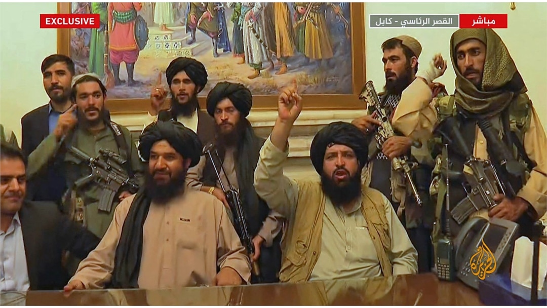 Anggota Taliban mengambil alih istana kepresidenan di Kabul setelah presiden Afghanistan melarikan diri ke luar negeri, 16 Agustus 2021. (Al Jazeera video-grab via AFP)