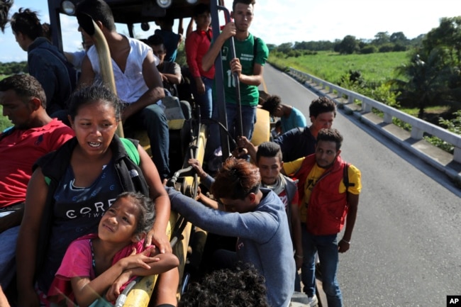 Doris Vanesa Perdomo y su hija Nicol, a la izquierda, hablan mientras viajan con otros inmigrantes centroamericanos en un camión en Loma Bonita, estado de Oaxaca, México, sábado 3 de noviembre de 2018. (Foto AP / Rodrigo Abd)