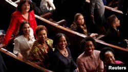 Las representantes Annie Kuster (NH), Alexandria Ocasio-Cortez (NY), Barbara Lee (CA), Jahana Hayes (CT), Laura Underwood (IL) y Sheila Jackson Lee (TX) en la Cámara de Representantes durante la sesión de apertura del Senado número 116