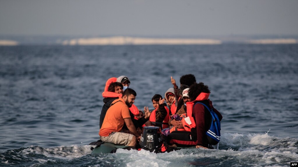 Мигранты на резиновой лодке пытаются переправиться через Ла-Манш, ширина которого составляет 21 милю (33,8 км). Архивное фото. 2020г. 