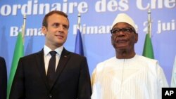 Le président français Emmanuel Macron se tient à côté du président malien Ibrahim Boubacar Keita lors de la séance d'ouverture du sommet des forces du G5 Sahel à Bamako, Mali, dimanche 2 juillet 2017. (AP Photo / Baba Ahmed)