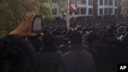 Ratusan warga Tibet melancarkan aksi protes di kota Rongwo, Rebkhong propinsi Qinghai (9/11). Protes warga Tibet yang menghendaki kebebasan dari kekuasaan Tiongkok ini diadakan bersamaan dengan berlangsungnya Kongres Partai Komunis yang menandai pergantian pemimpin Tiongkok, pekan ini.