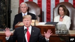 Presiden Donald Trump menyampaikan pidato kenegaraannya "The State of The Union" di hadapan Sidang Kongres AS di Gedung Capitol, Washington, D.C. Disaksikan Wakil Presiden Mike Pence (kiri) dan Ketua DPR Nancy Pelosi, (kanan), Selasa, 5 Februari 2019.