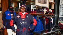 Atlet cabang olahraga Bobsleigh (kereta luncur) Aja Evans mengenakan seragam resmi kontingen AS pada Olimpiade Musim Dingin Beijing 2022 yang didesain oleh Ralph Lauren dalam acara peluncuran seragam tersebut di New York, pada 19 Januari 2022. (Foto: Invision/AP/Evan Agostini)