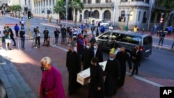 Peti mati yang membawa jenazah Uskup Agung Anglikan Emeritus Desmond Tutu tiba di Katedral St. George, 31 Desember 2021, di mana ia akan disemayamkan untuk hari kedua di Cape Town, Afrika Selatan. (Foto: AP)