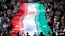 3일 이란 테헤란 남부 도시 쿰에서 친정부 시위대가 대형 국기를 들고 행진하고 있다. 
