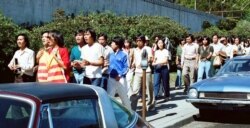 Du ca San Jose tham gia biểu tình tuần hành ở ĐH Berkeley tháng 7/1981. Anh Ngô Thanh Lập cầm đàn đi đầu (Ảnh: Bùi Văn Phú)