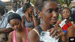 Wapigaji kura wa Abidjan wakisubiri kupokea vitambulisho vya kupiga kura.