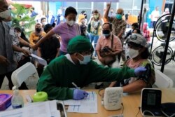 Vaksinasi booster COVID-19 untuk masyarakat umum di tengah meningkatnya varian Omicron di Jakarta, 12 Januari 2022. (REUTERS/Willy Kurniawan)