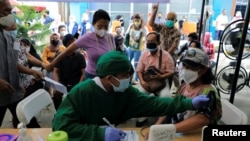 Vaksinasi booster COVID-19 di tengah merebaknya varian omicron di Jakarta, 12 Januari 2022. (REUTERS/Willy Kurniawan)