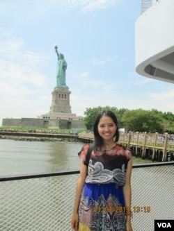 Mirrah in New York at the Statue of Liberty