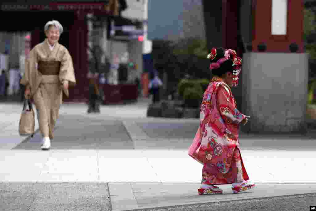 A child in colorful kimono walks at Tokyo&#39;s Asakusa district, Japan, on the occasion of Shichigosan celebration.