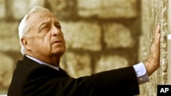Ariel Sharon, mantan perdana menteri Israel, dalam kunjungan ke tempat suci Yudaisme di Yerusalem pada 2001. (Foto: Dok)