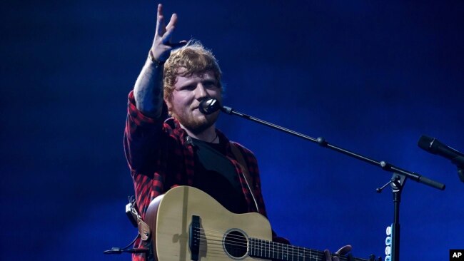El cantante británico Ed Sheeran actúa en Glastonbury Festival en Worthy Farm, en Somerset, Inglaterra, el 25 de junio de 2017.