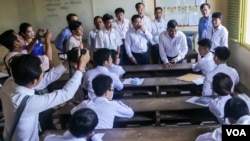 FILE - Education Minister Hangchuon Naron checks exam sheet during high school national exam at Sisowath Highschool on Mondya , August 22, 2016. ( Leng Len/VOA Khmer)