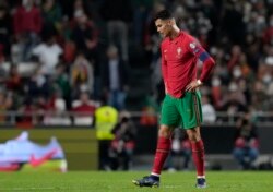 Dan wasan Portugal Cristiano Ronaldo ya mayar da martani bayan da dan wasan Serbia, Aleksandar Mitrovic ya zura kwallo ta biyu a ragar Portugal a wasan neman shiga gasar kwallon kafa ta duniya ta 2022 a rukunin A, tsakanin Portugal da Serbia a filin wasa na Luz a Lisbon, ranar Lahadi, Nov 14, 2021.