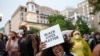 Para pengunjuk rasa berteriak "Black Lives Matter" di depan Lafayette Park di sebelah Gedung Putih, Washington, DC pada 5 Juni 2020. (Foto: AFP)