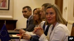 Perwakilan tinggi Uni Eropa untuk Urusan Luar Negeri dan Kebijakan Keamanan Federica Mogherini (kanan) bertemu dengan Menteri Luar Negeri Yordania Ayman Safadi di Amman, Yordania, Minggu, 10 Juni 2018.