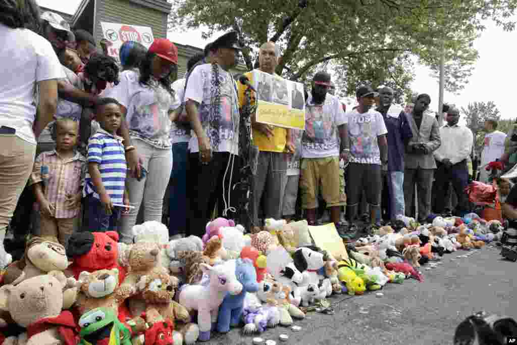 Keluarga, teman dan para pendukung mengheningkan cipta dalam acara memorial untuk Michael Brown (9/8) di Ferguson, Missouri. (AP/Jeff Roberson)