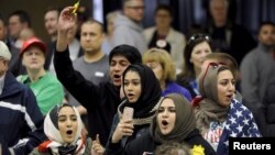 Anak-anak muda Muslim memprotes Donald Trump, sebelum diusir dari tempat kampanye di Wichita, Kansas, 5 Maret 2016.