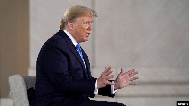 Tổng thống Mỹ Donald Trump, tại một buổi nói chuyện bên trong Đải tưởng niệm Lincoln ở Washington được phát sóng trực tiếp trên FOX News hôm 3/5, cho biết sẽ có đến 100.000 người Mỹ có thể chết vì virus corona.