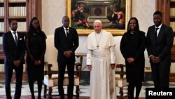 Pap Franswa pandan yon pòz foto ak fanmi prezidansyèl Ayiti a, Prezidan Jovenel Moise, madanm li Martine Moise ak pitit yo nan Vatican 26 janvye 2018. REUTERS/Alberto Pizzoli/Pool - RC18C8BF8AF0