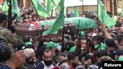اعضای حماس به هنگام تشییع جنازه فرد کشته‌شده در نتیجه انفجار جمعه شب در اردوگاه «برج الشمالی» در شهر بندری صور، جنوب لبنان. یکشنبه ٢١ آذر ۱۴۰۰