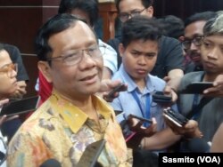 Menko Polhukam Mahfud MD saat tanya jawab dengan wartawan di Jakarta, Selasa, 5 November 2019. (Foto: VOA/Sasmito)