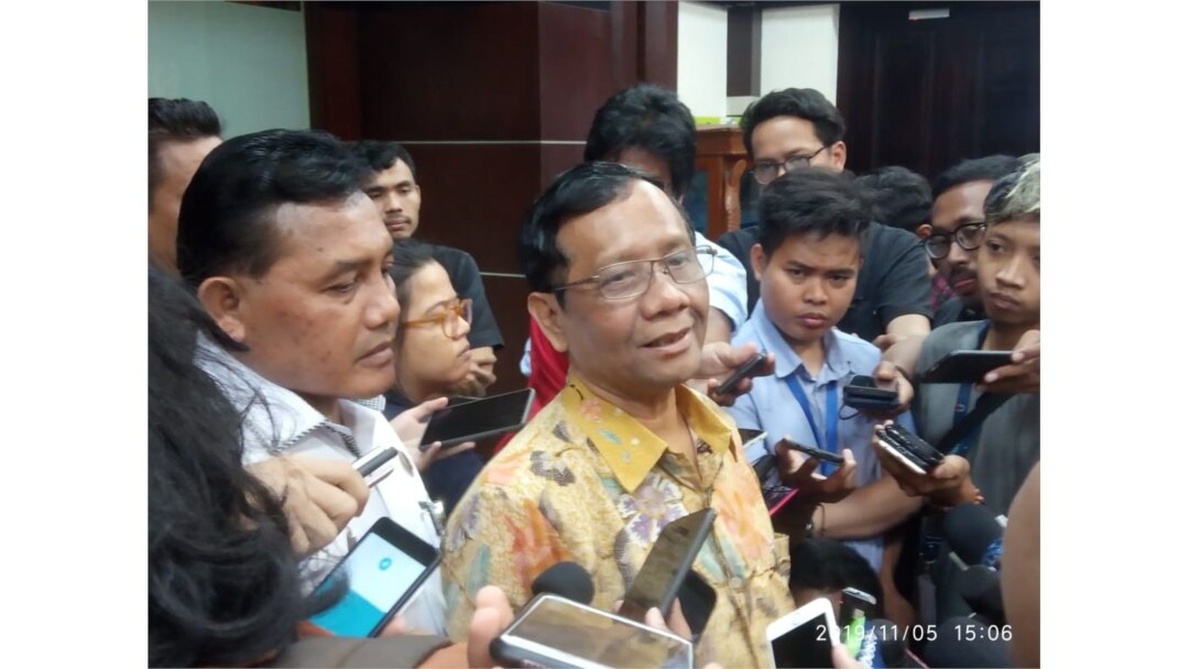 Menko Polhukam Mahfud MD saat tanya jawab dengan wartawan di Jakarta, Selasa, 5 November 2019. (Foto: VOA/Sasmito)