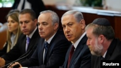 Israeli Prime Minister Benjamin Netanyahu (2nd R) sits with Cabinet Secretary Avichai Mandelblit (R) and Strategic Affairs Minister Yuval Steinitz (3rd R) during a weekly cabinet meeting in Jerusalem, Nov. 2, 2014. 