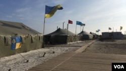 Tatars have organized a battalion and set up a camp near the new, unrecognized border between Ukraine and Russian-ruled Crimea. (L. Ramirez/VOA)