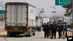 2013年4月3日，前往开城的韩国车辆被朝鲜拒绝入境后返回板门店附近韩国坡州的海关移民检疫关口。
