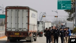South Korean vehicles turn back after being refused for entry to North Korea's city of Kaesong, at the customs, immigration and quarantine office in Paju, South Korea, near the border village of Panmunjom, April 3, 2013. 