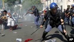 Des étudiants courent devant la police lors d'une manifestation contre la hausse des frais universitaires à Johannesburg, Afrique du sud, le 21 septembre 2016. 