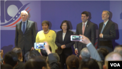 由美国前众议院议长保罗·瑞安率领的庆贺团与包括总统蔡英文在内的台湾官员一道，出席美国在台协会(AIT)举行的“台美40年友谊庆祝酒会”。(2019年4月15日)