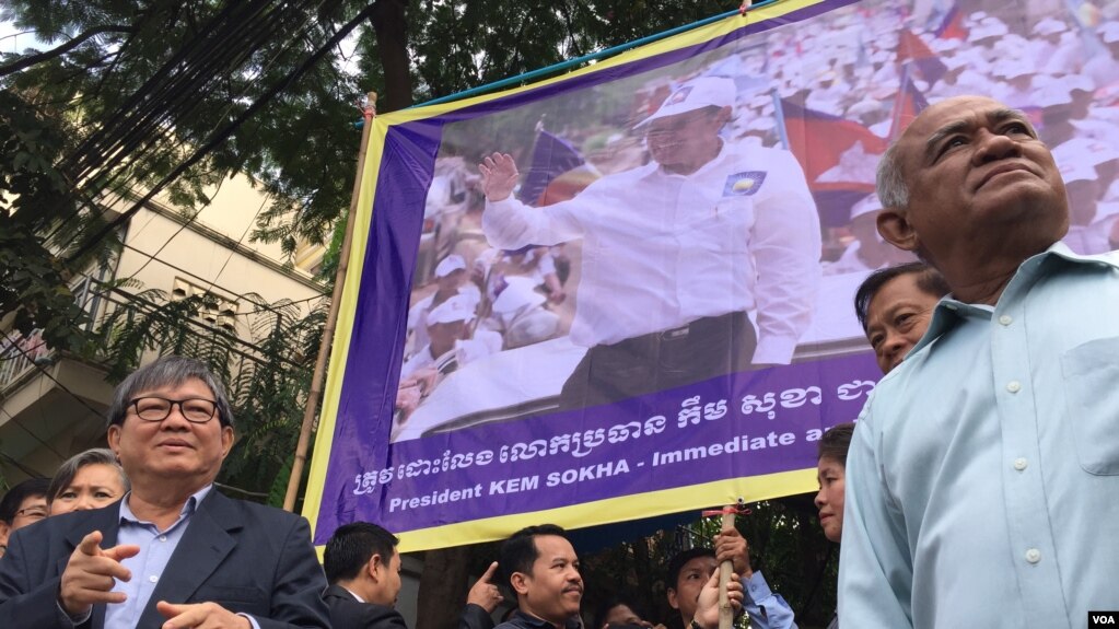 Lawmakers and high-ranking officials of Cambodia National Rescue Party(CNRP) hold banner in front of the party's headquarters in Phnom Penh to demand the release of Kem Sokha, the party current leader, September 25, 2017. (Kann Vicheika,VOA Khmer)