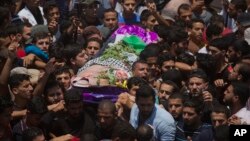 Upacara pemakaman Razan Najjar (21 tahun), perawat yang tewas akibat tembakan tentara Israel, di Khan Younis, Jalur Gaza, Sabtu (2/4). 