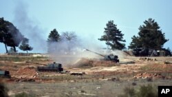 Turkish artillery fire from the border near Kilis town toward northern Syria, in Kilis, Turkey, Feb. 16, 2016. 