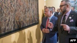 Le Roi du Maroc Mohamed VI, à droite, et le Roi de Jordanie Abdullah II (2ème à droite) à l'inauguration d'une exposition au Musée d'Art Moderne et Contemporain de Rabat, le 23 mars 2017. 