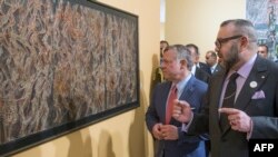Le Roi du Maroc Mohamed VI, à droite, et le Roi de Jordanie Abdullah II (2ème à droite) à l'inauguration d'une exposition au Musée d'Art Moderne et Contemporain de Rabat, le 23 mars 2017. 